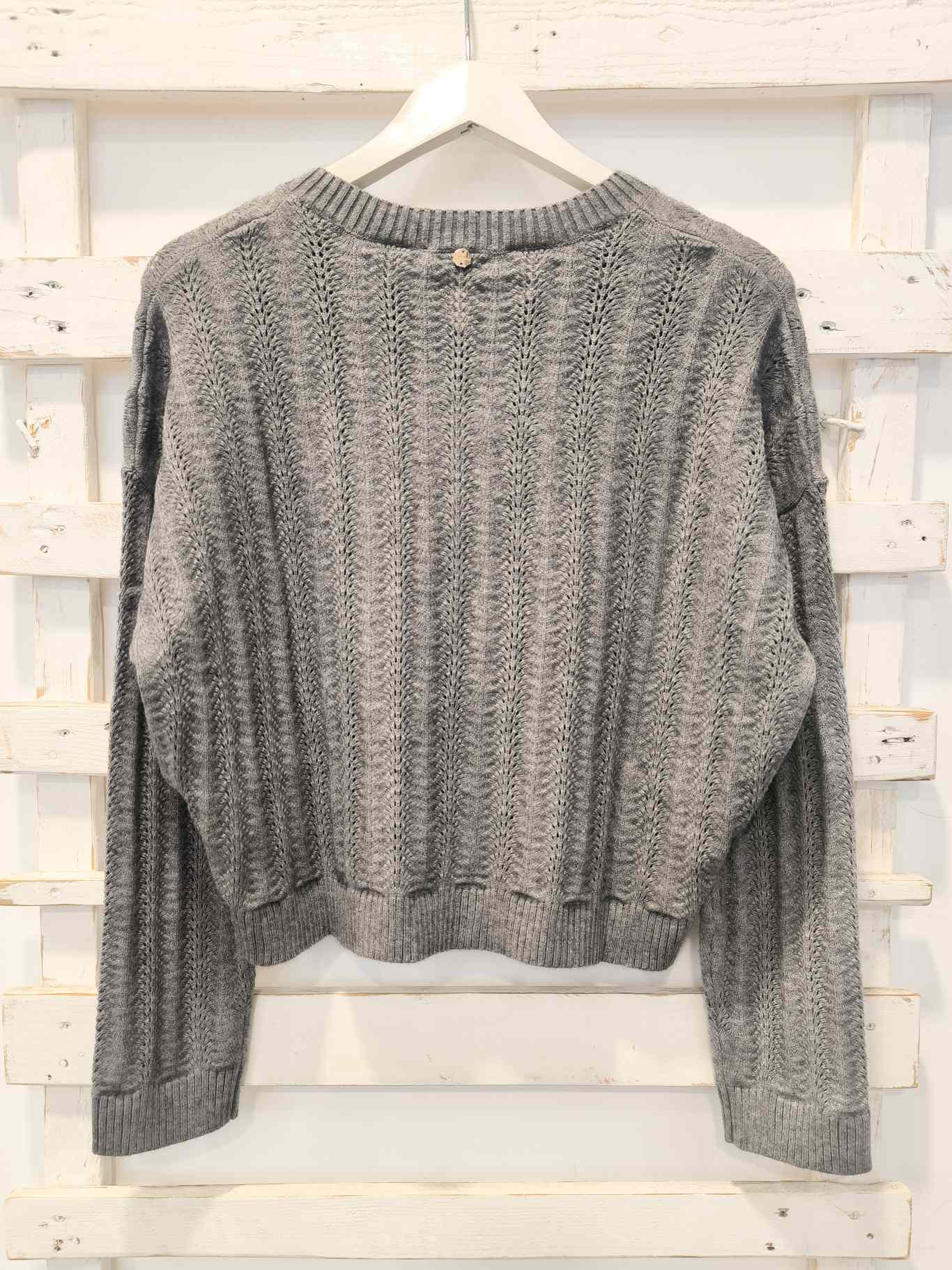 MAGLIONE SCOLLO A V - Grigio