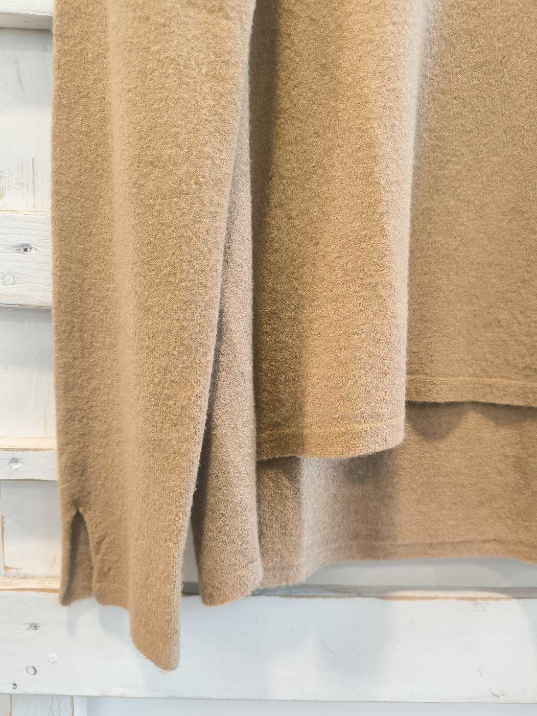 MAGLIA SCOLLO A V - Cammello